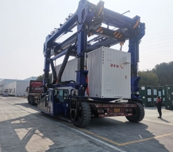 阿特斯50T储能箱跨运车