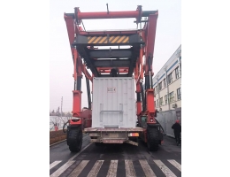 60T济宁新风光集装箱跨运车